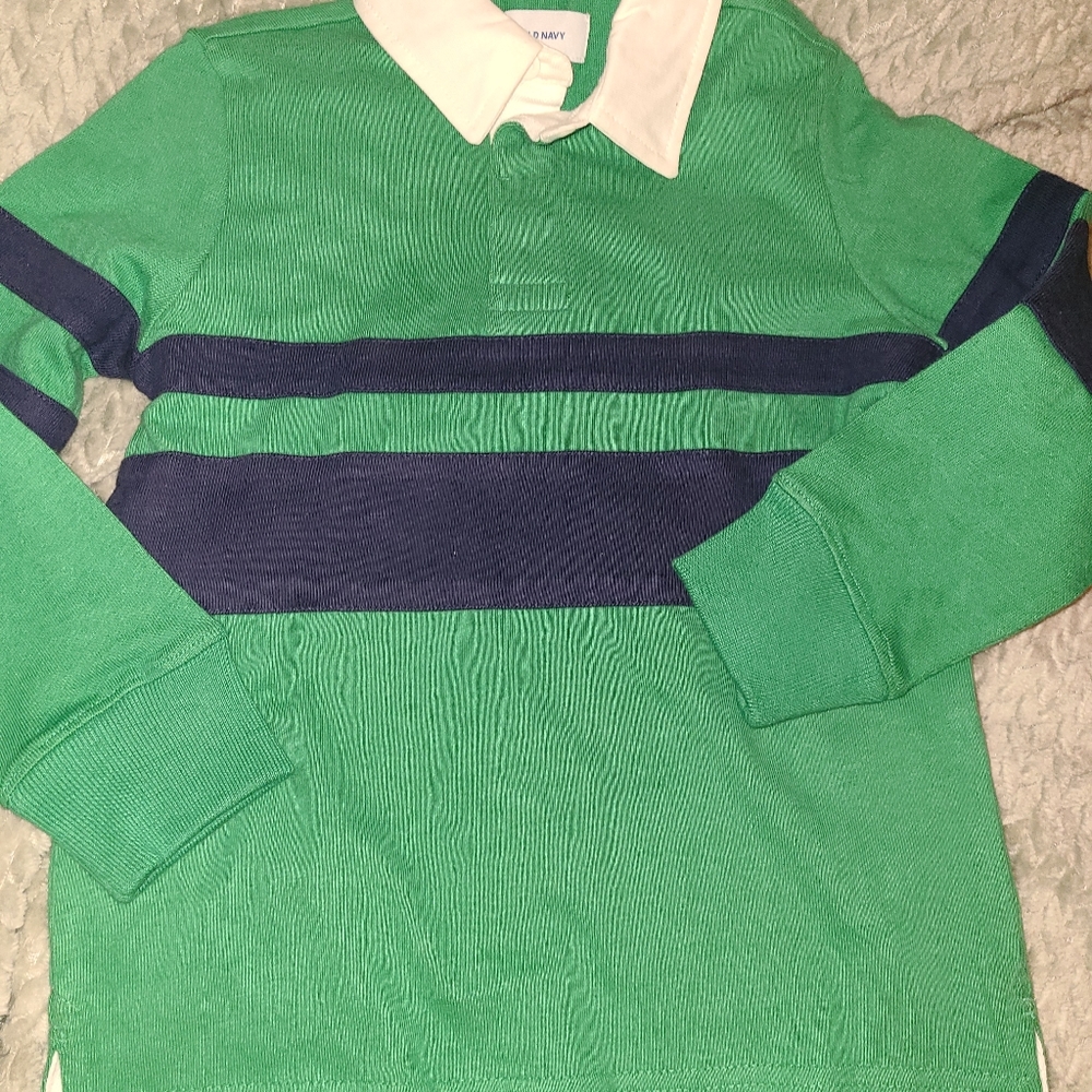 NEW BOYS 3 SHIRTS & A SWEATSUIT (SIZE 6-7)